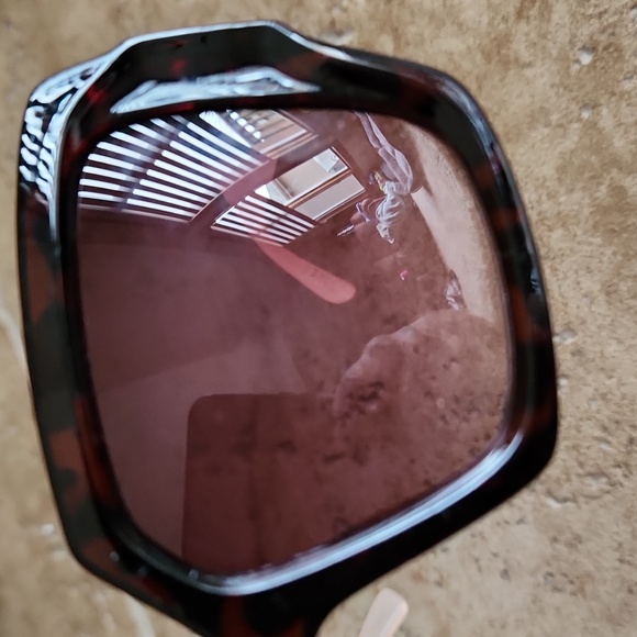 Tahari Tortoise Shell Oversized Sunglasses - Picture 10 of 12